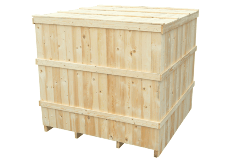 Cassa di legno chiusa su sfondo bianco.