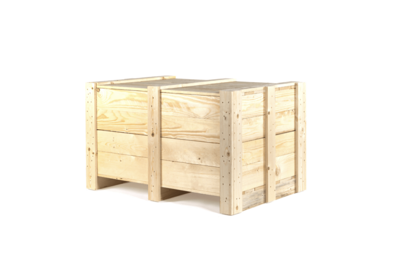 Cassa di legno chiara su sfondo bianco.