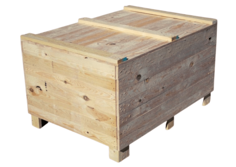 Cassa di legno chiusa su sfondo bianco.