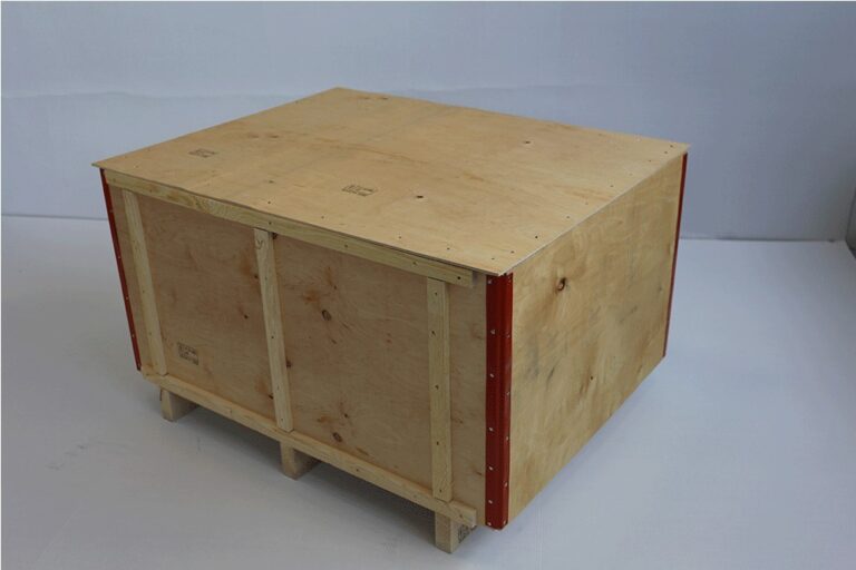Cassa di legno su pallet, sfondo bianco.
