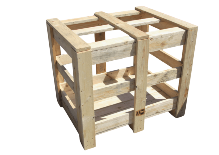 Cassa di legno vuota su sfondo bianco.