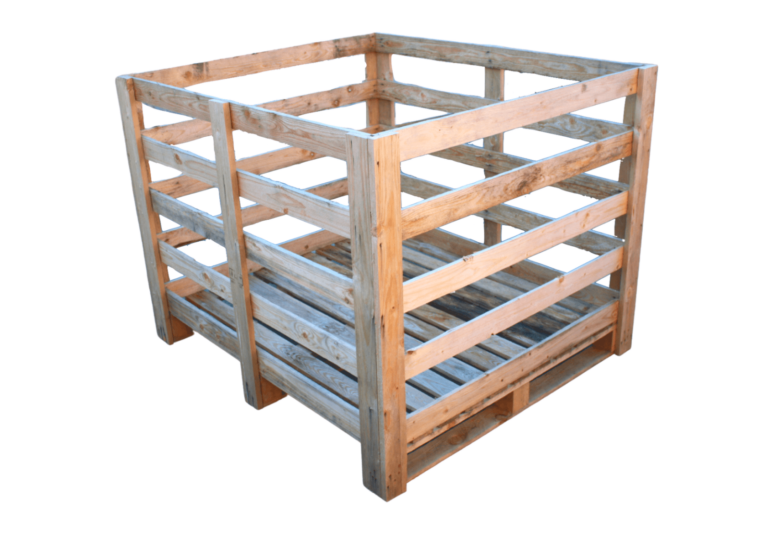 Cassa di legno aperta su sfondo bianco.