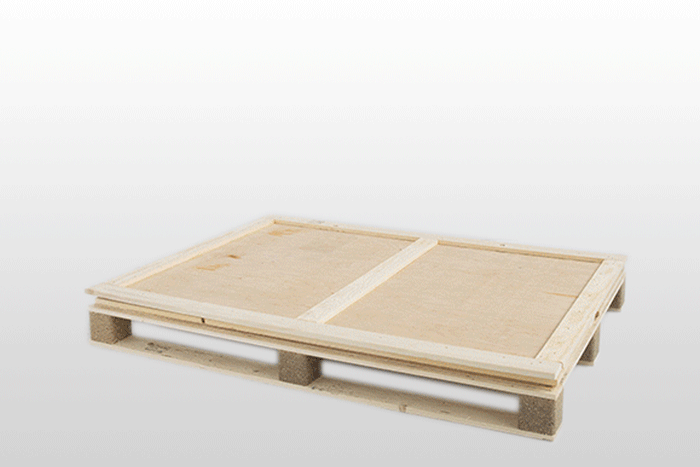 Cassa di legno su pallet, con coperchio aperto.