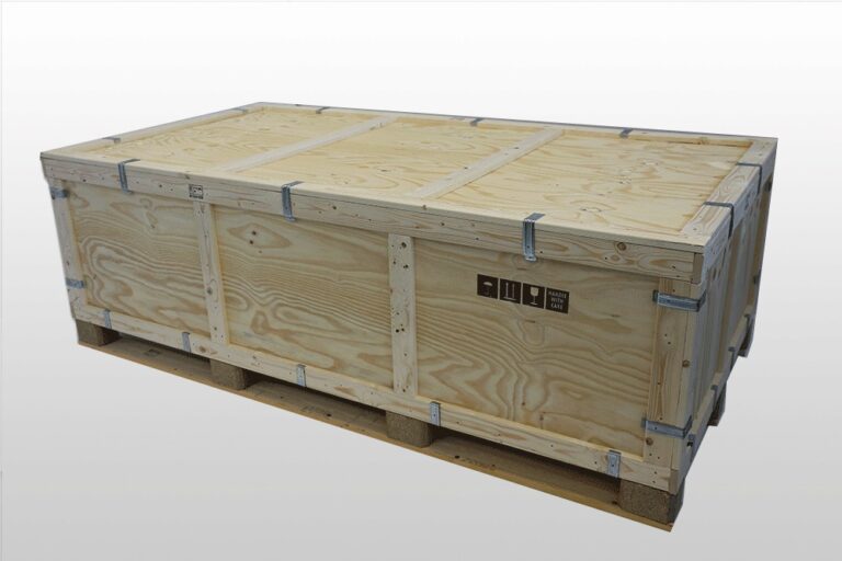 Cassa di legno chiusa con rinforzi metallici.