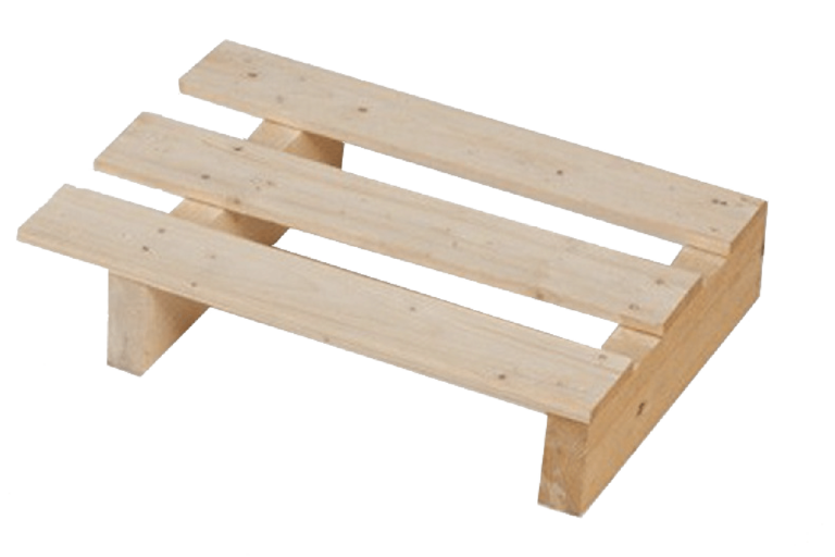 Paletta di legno su sfondo bianco.