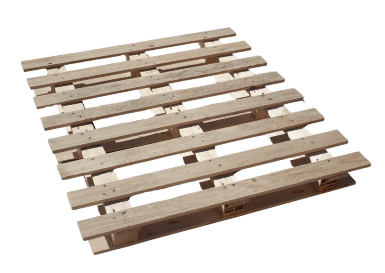 Bancale di legno su sfondo bianco.