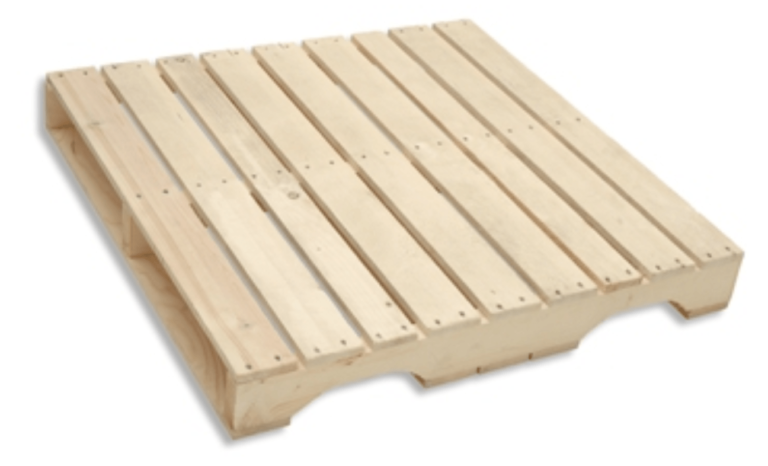 Bancale di legno chiaro su sfondo bianco.