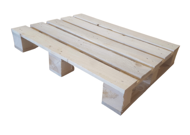 Paletta di legno su sfondo bianco.