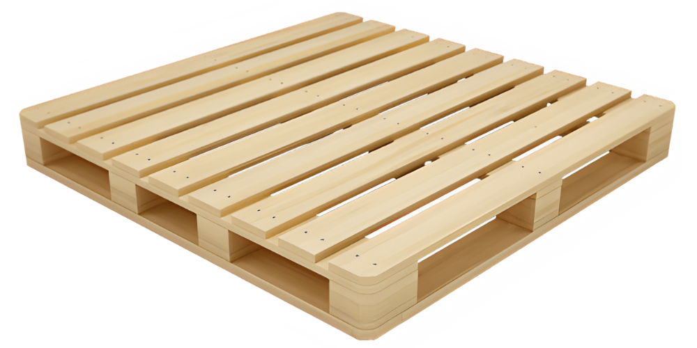 Bancale di legno vuoto su sfondo bianco.